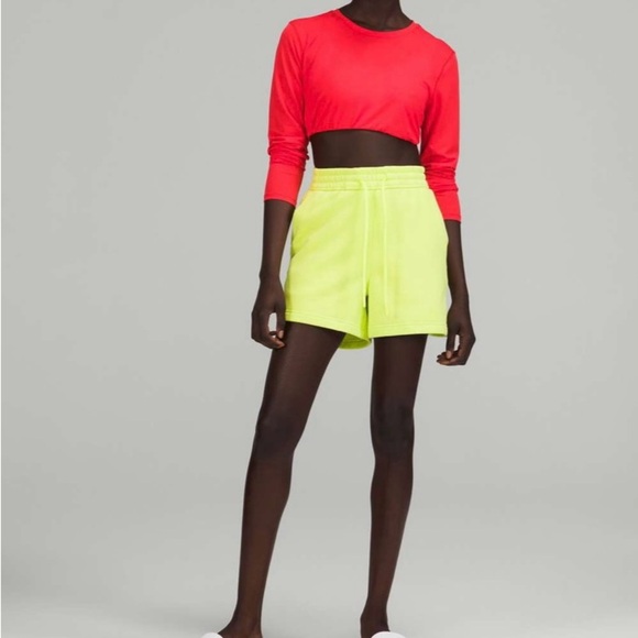 Lululemon Loungeful High-Rise Shorts 4” -Electric Lemon Sz 6 Excellent condition - Picture 2 of 8